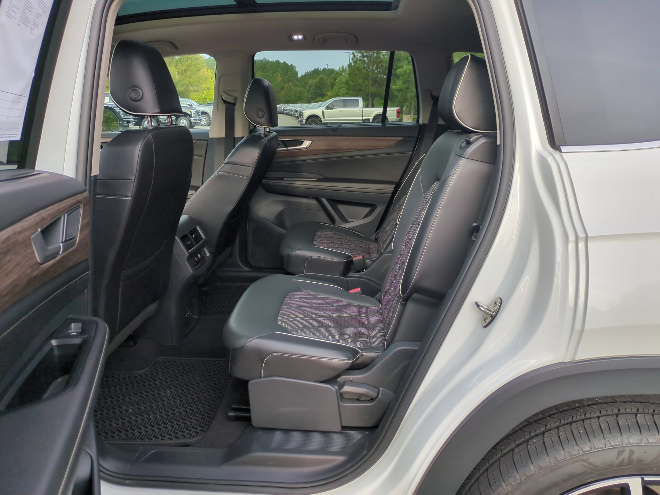 Used 2024 Volkswagen Atlas SEL Premium R-Line AWD/4WD image 30