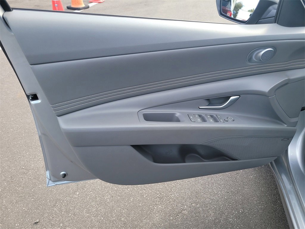 Used 2022 Hyundai Elantra SEL w/ Convenience + Premium Package image 12