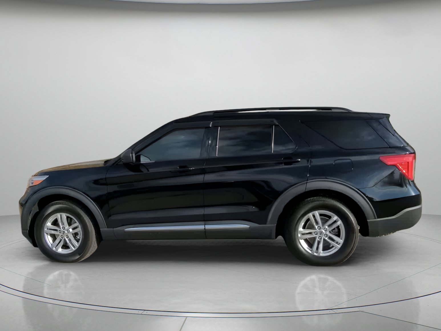 Certified 2022 Ford Explorer XLT w/ Equipment Group 202A image 9