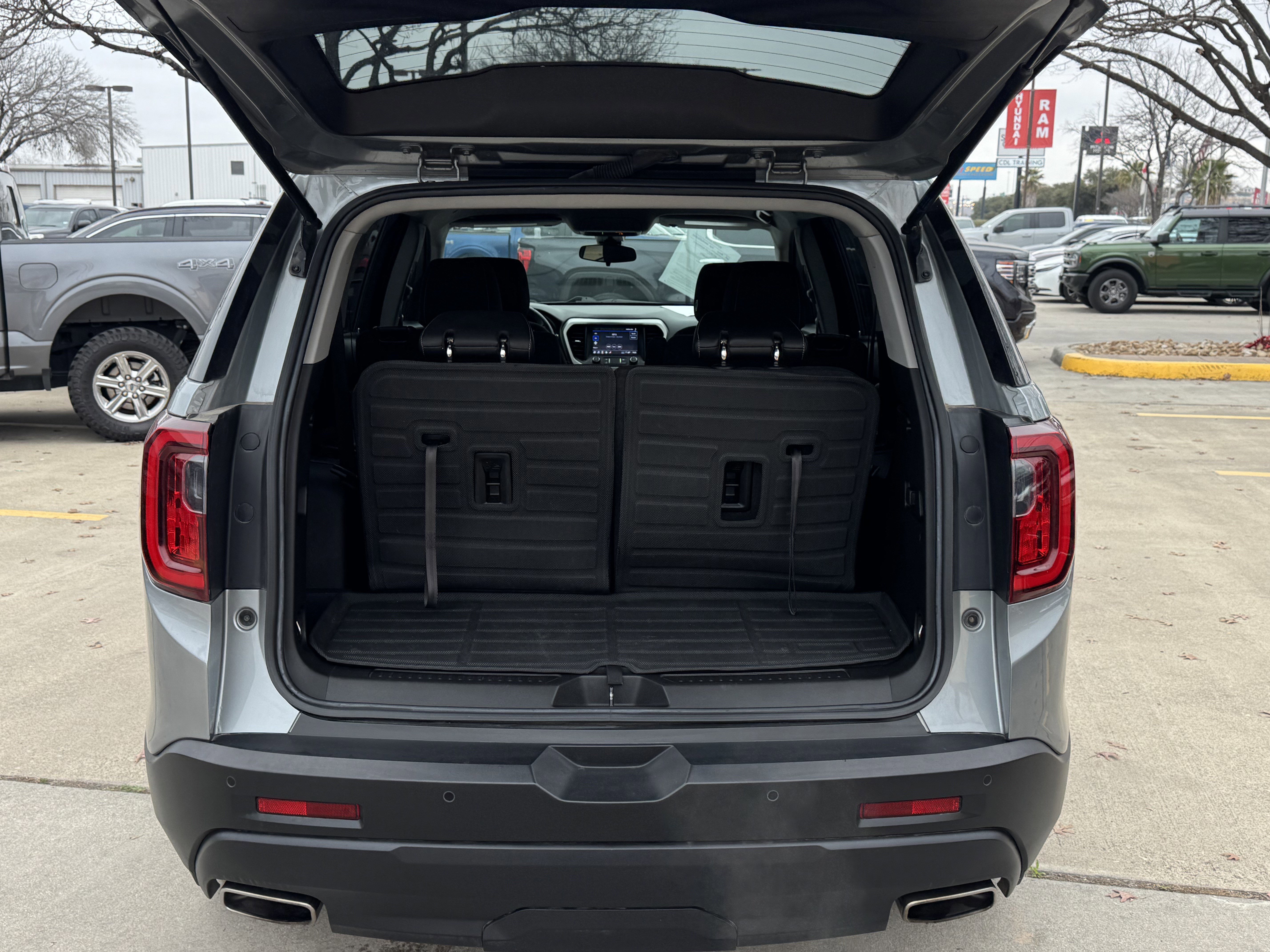 Used 2023 GMC Acadia SLE w/ Elevation Edition image 11