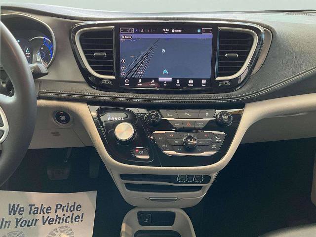 Used 2024 Chrysler Pacifica Limited FWD image 26