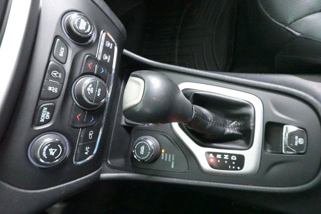 Used 2017 Jeep Cherokee Overland AWD/4WD image 17