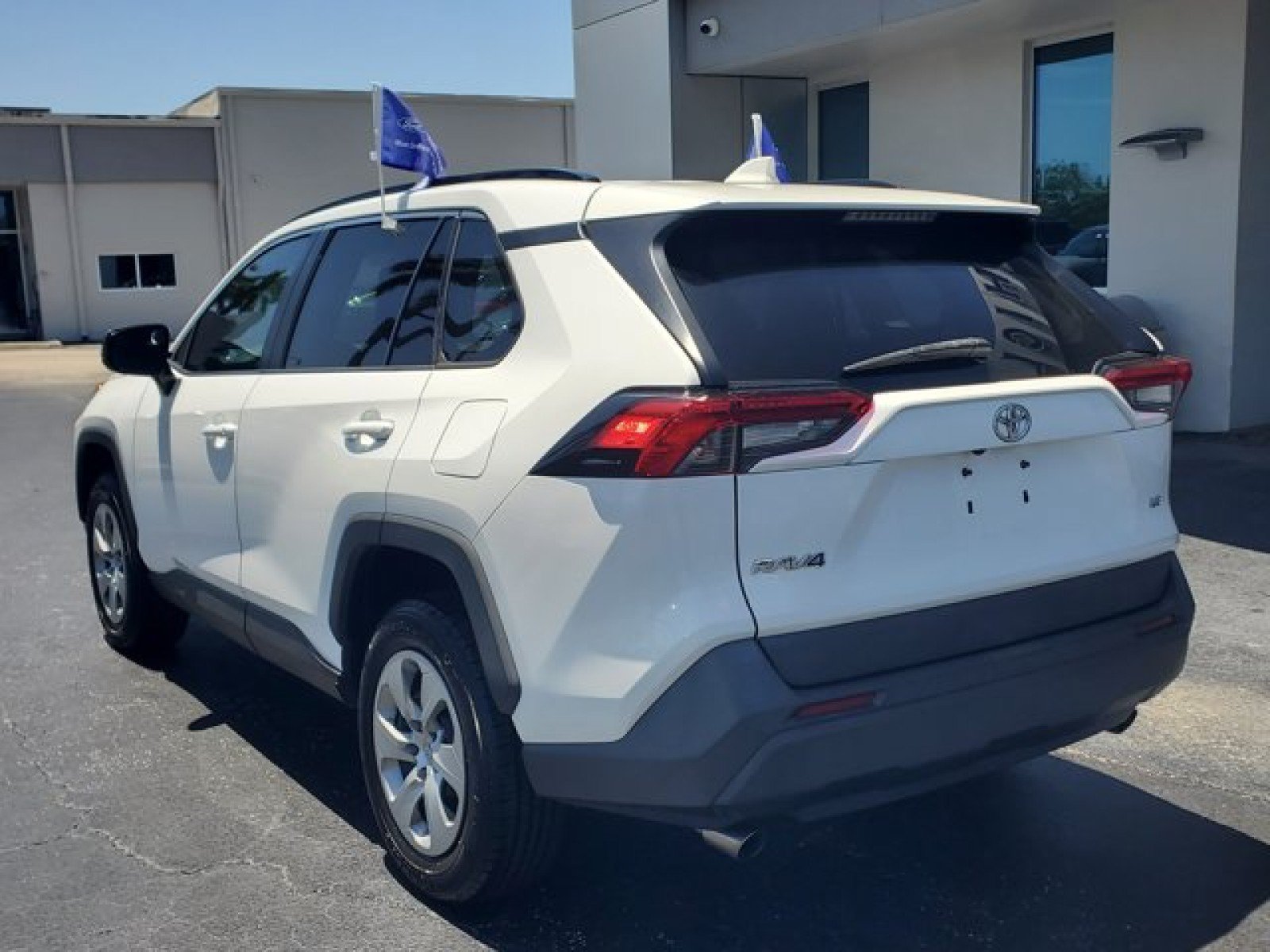 Used 2020 Toyota RAV4 LE FWD image 5