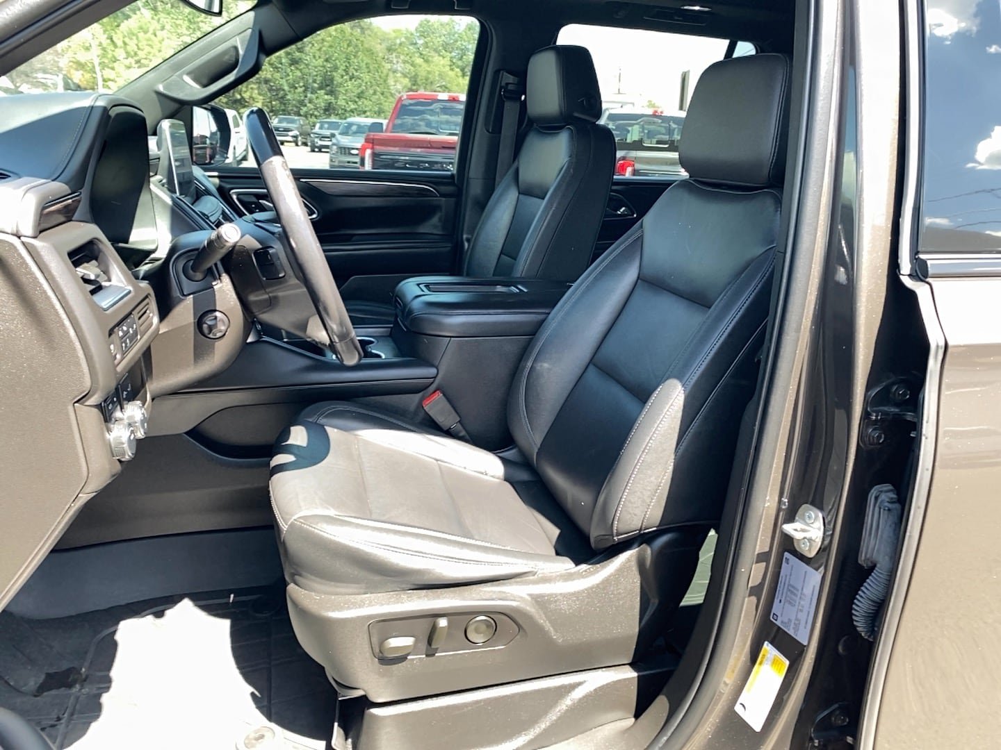 Used 2021 Chevrolet Tahoe Z71 w/ Luxury Package AWD/4WD image 11