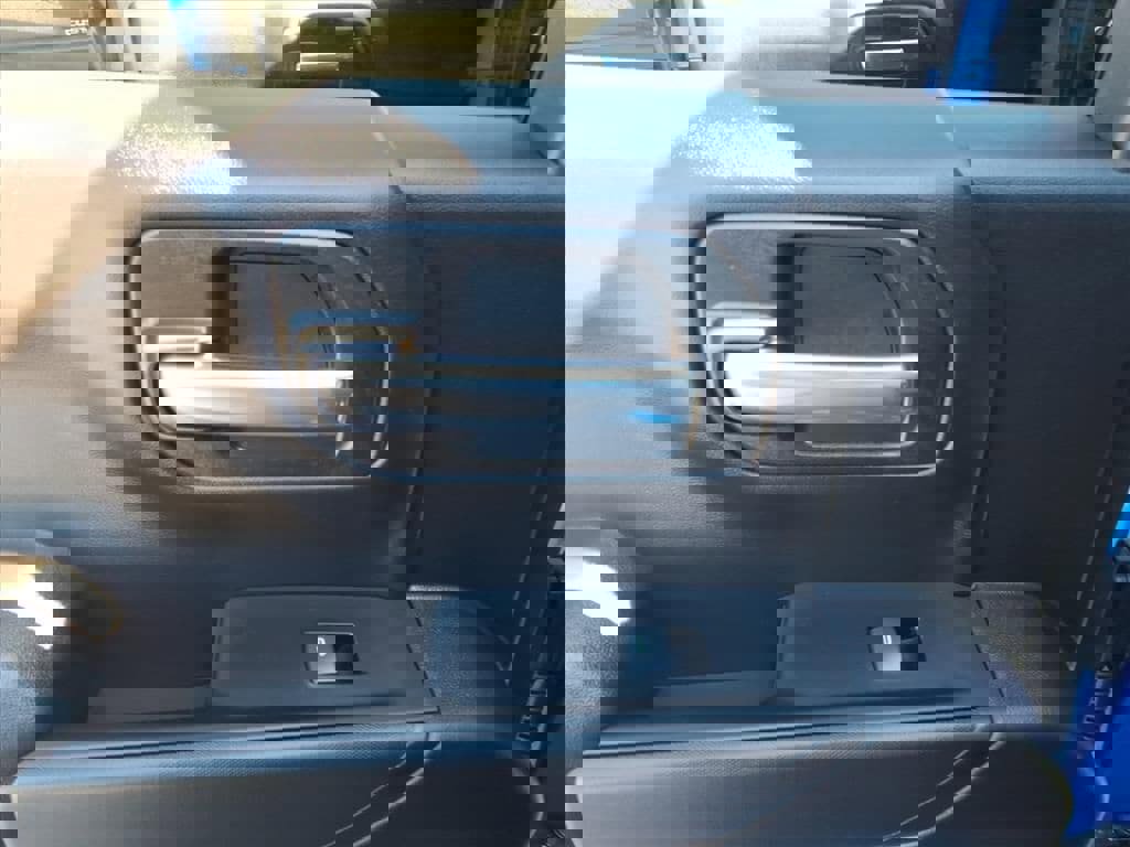 Used 2025 Chevrolet Silverado 1500 Custom image 9