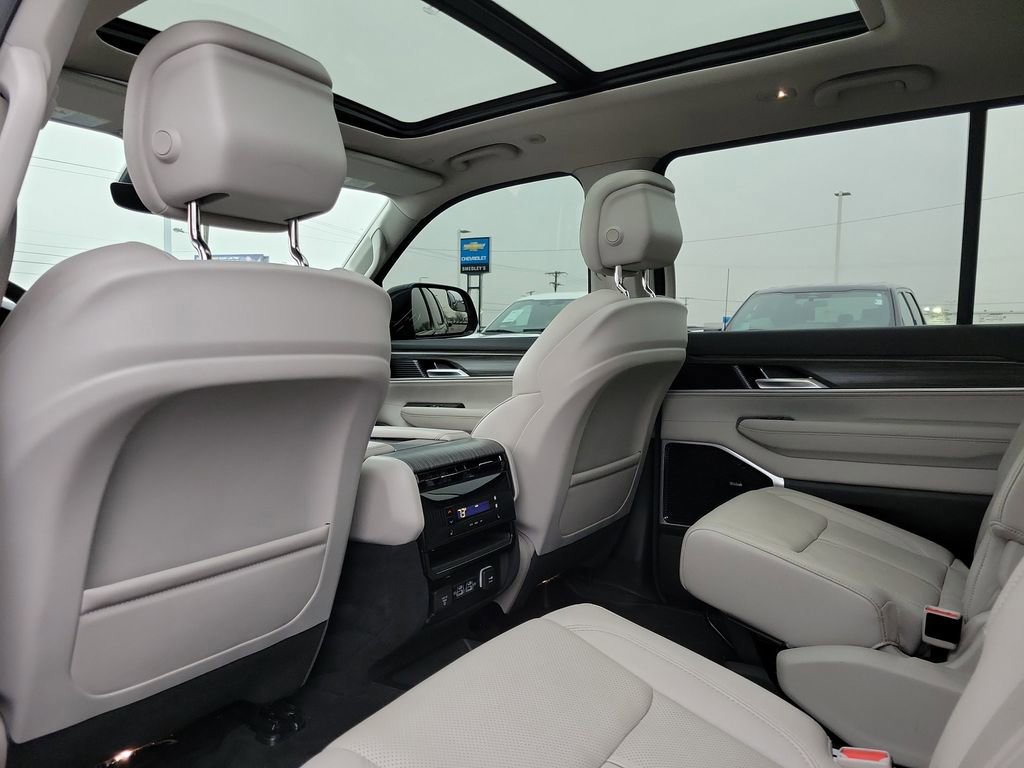 Used 2023 Jeep Wagoneer Series III w/ Premium Group I image 15