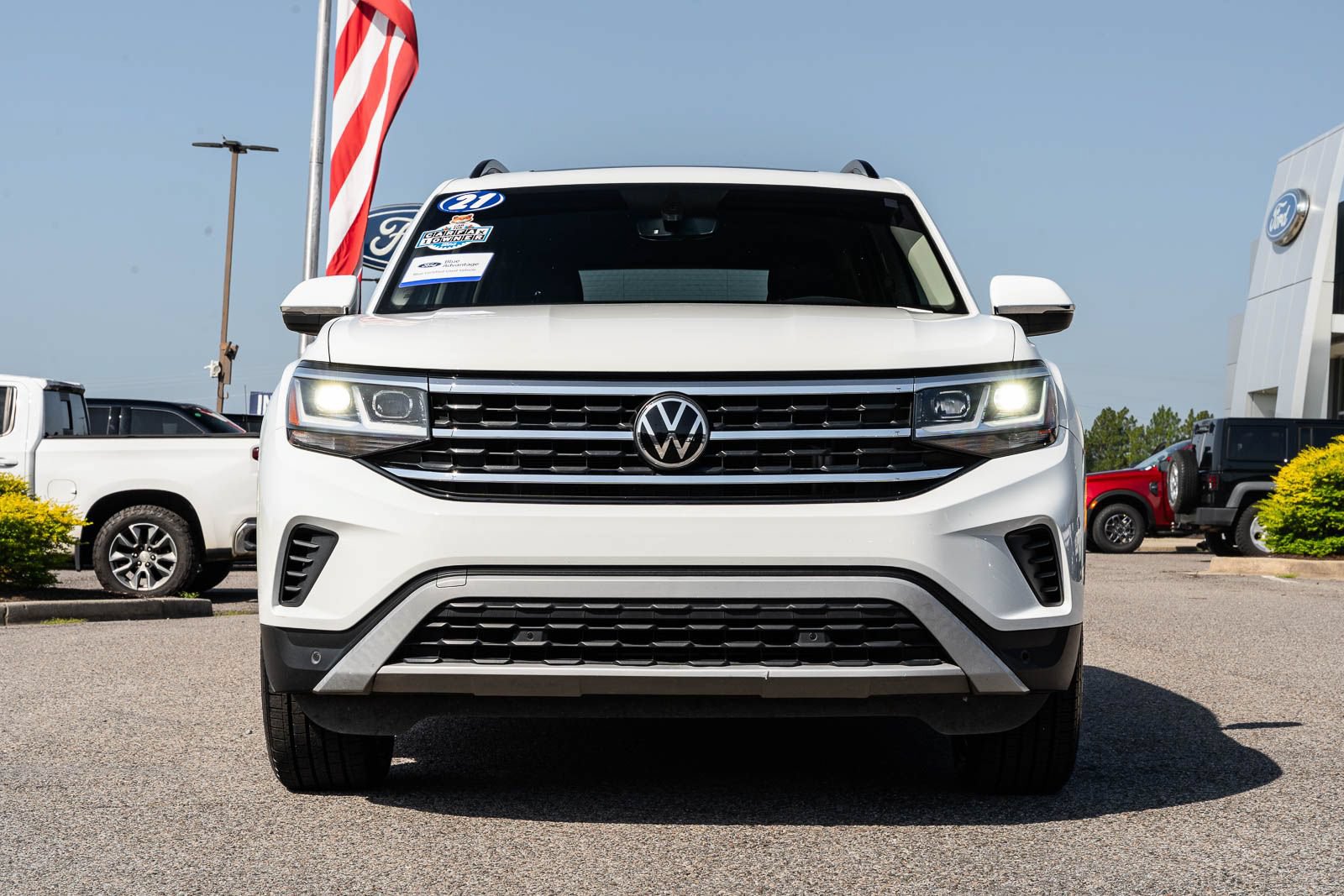 Used 2021 Volkswagen Atlas SE w/ Panoramic Sunroof Package FWD image 2