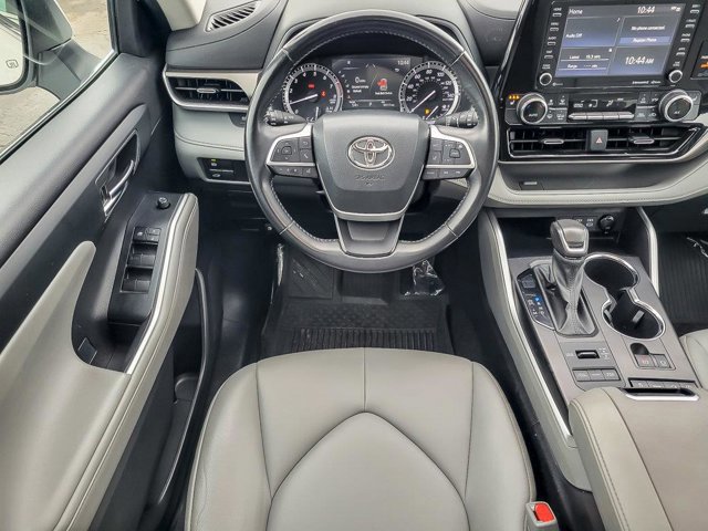 Used 2022 Toyota Highlander XLE image 18