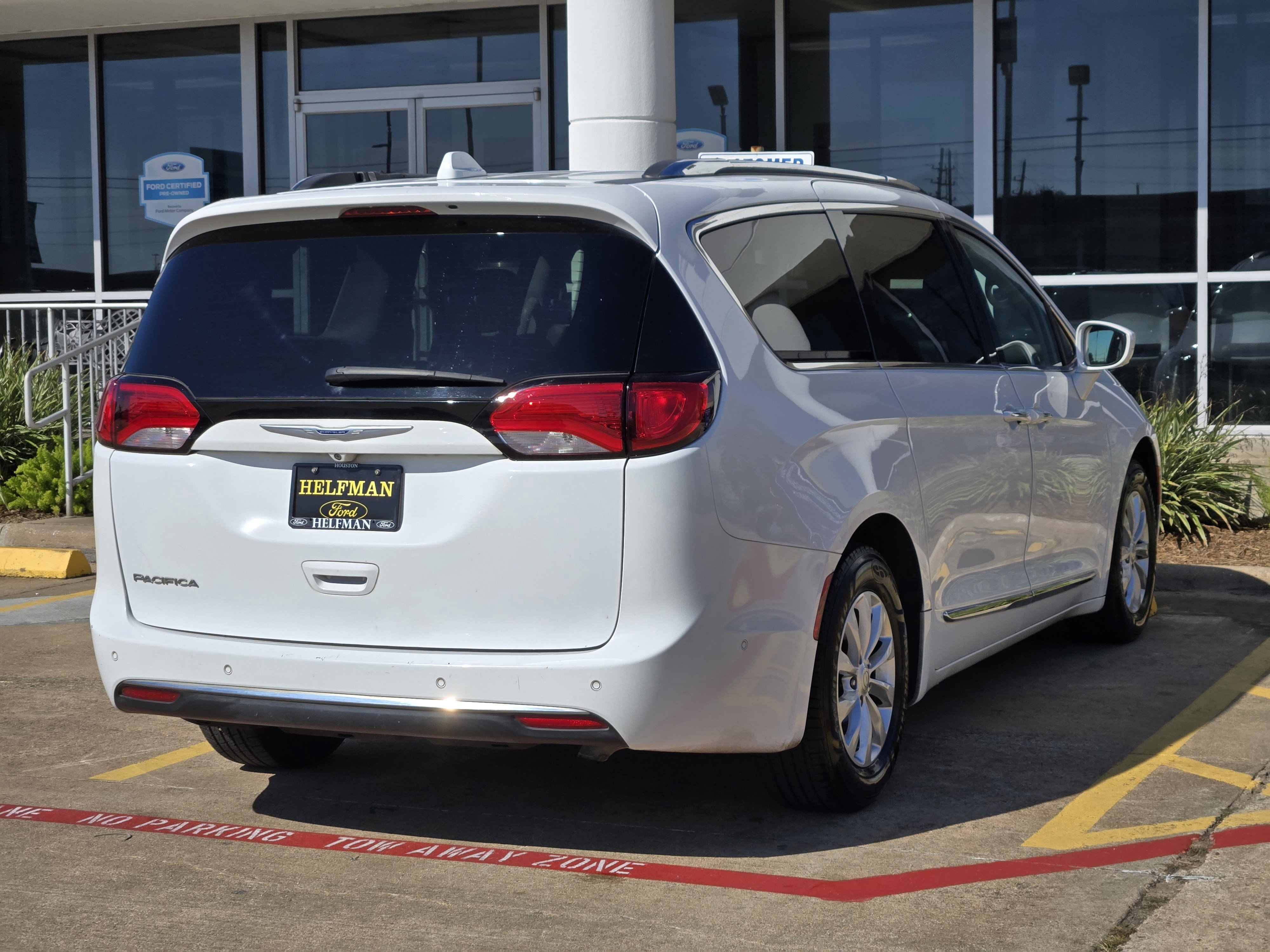 Used 2018 Chrysler Pacifica Touring-L w/ Advanced Safetytec Group image 3