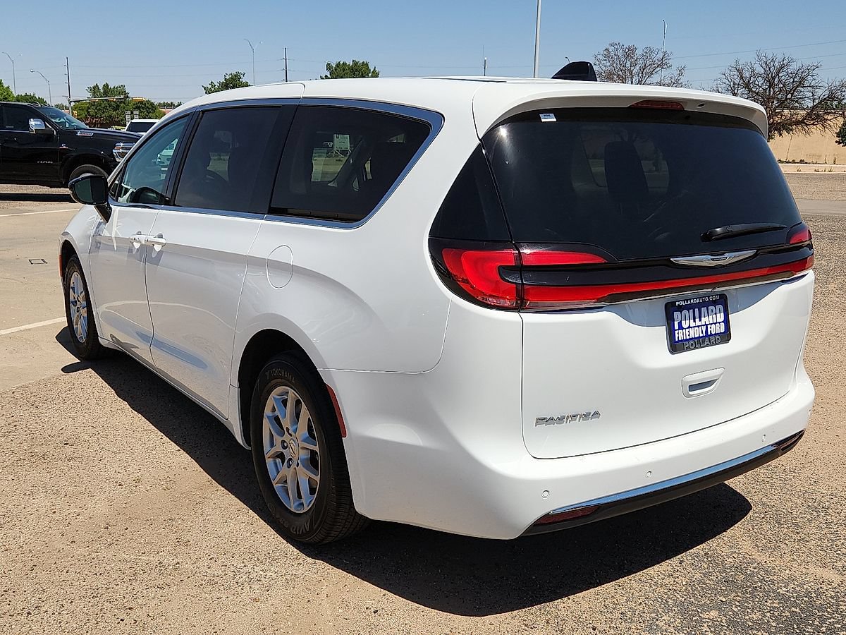 Used 2024 Chrysler Pacifica Touring-L FWD image 2