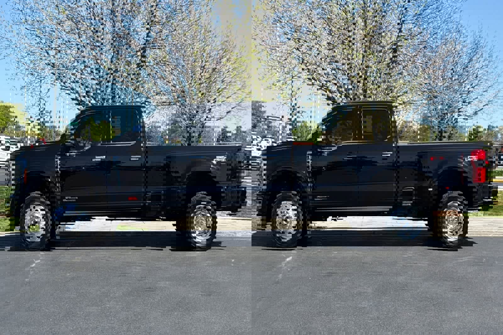 Certified 2023 Ford F450 Platinum w/ FX4 Off-Road Package image 5