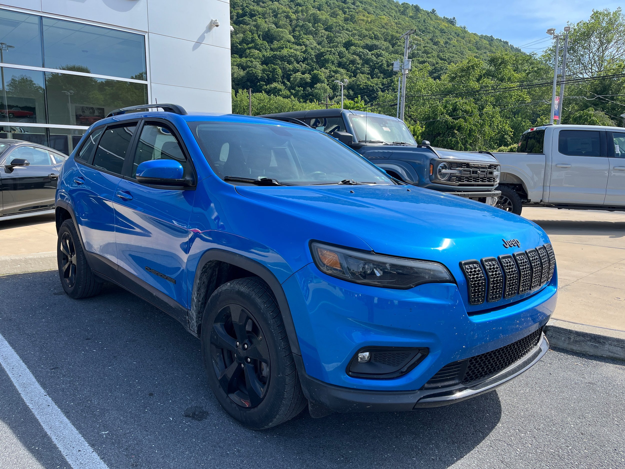 Used 2020 Jeep Cherokee Latitude Plus AWD/4WD image 3