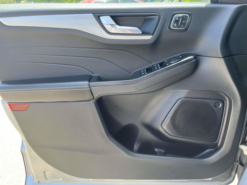 Certified 2024 Ford Escape Platinum AWD/4WD image 32