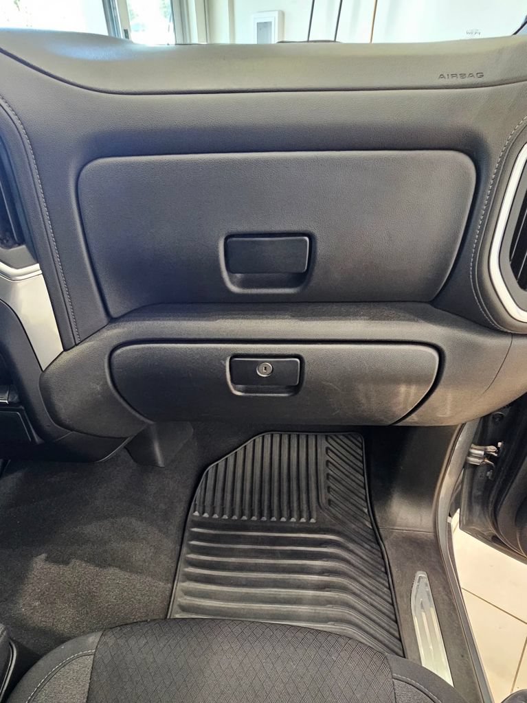 Used 2022 Chevrolet Silverado 1500 LT AWD/4WD image 24