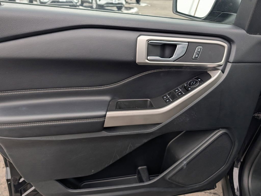 Certified 2022 Ford Explorer XLT w/ Equipment Group 202A image 10