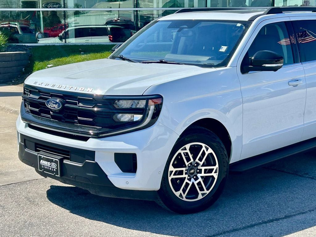 Certified 2025 Ford Expedition Active AWD/4WD image 2