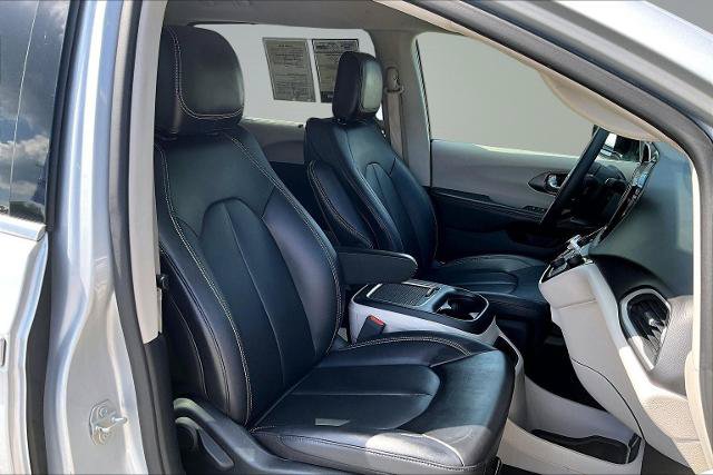 Used 2024 Chrysler Pacifica Touring-L FWD image 7