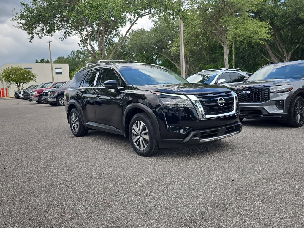 Used 2023 Nissan Pathfinder SL AWD/4WD image 2