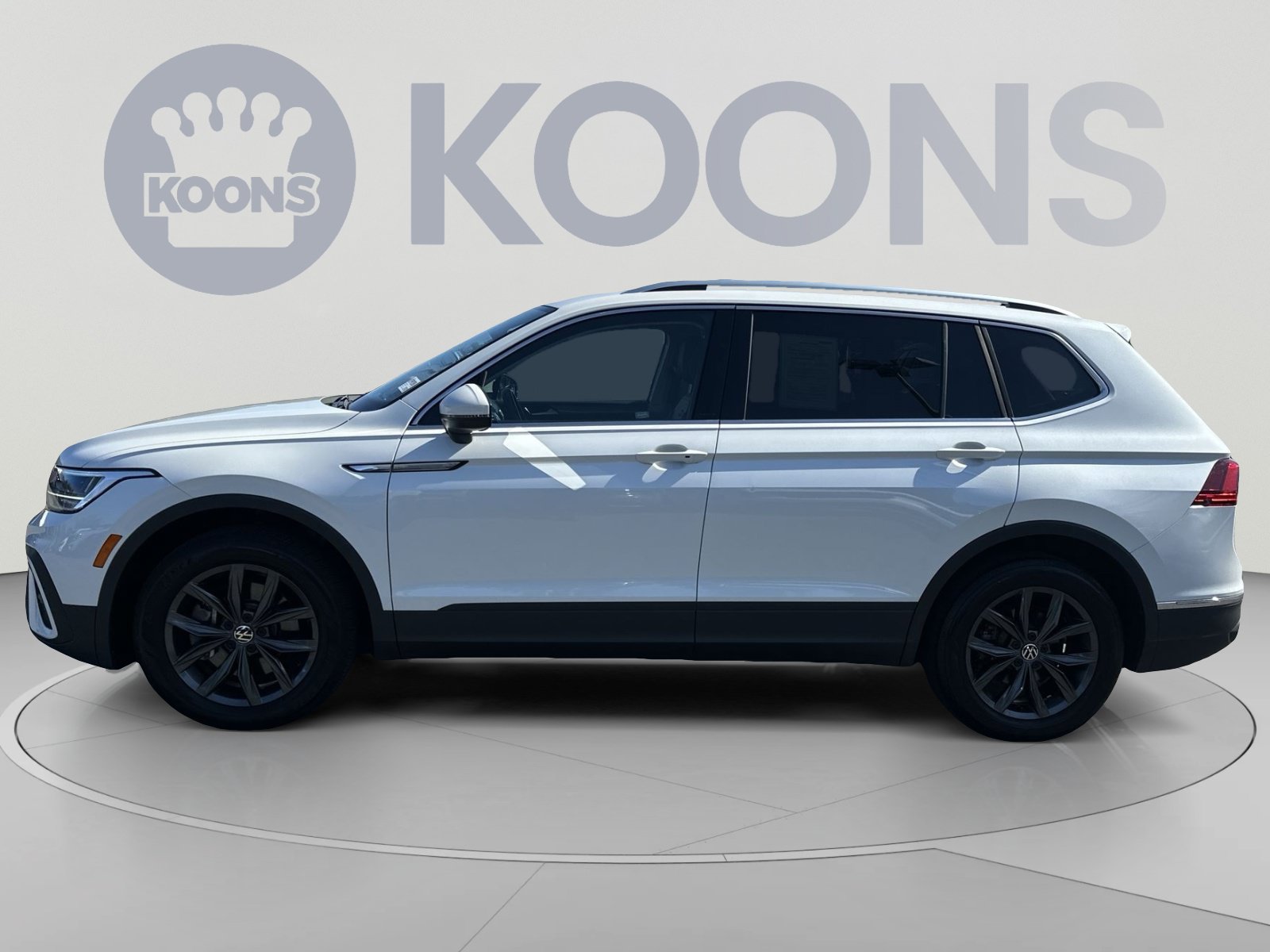 Used 2023 Volkswagen Tiguan SE w/ Panoramic Sunroof Package FWD image 13