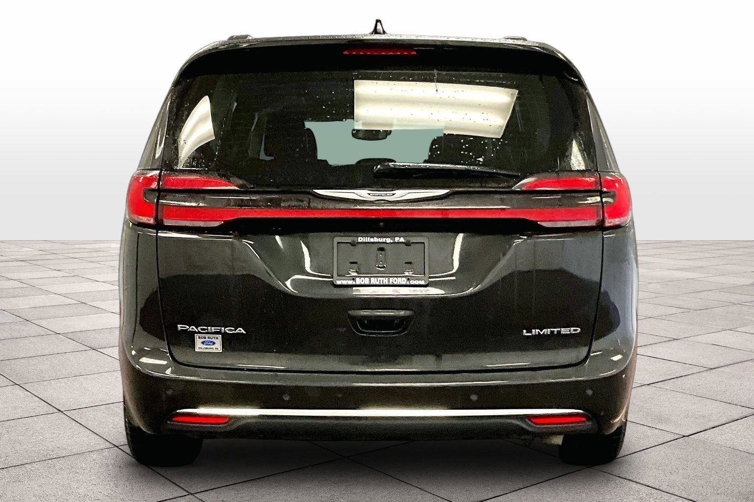 Used 2023 Chrysler Pacifica Limited image 4
