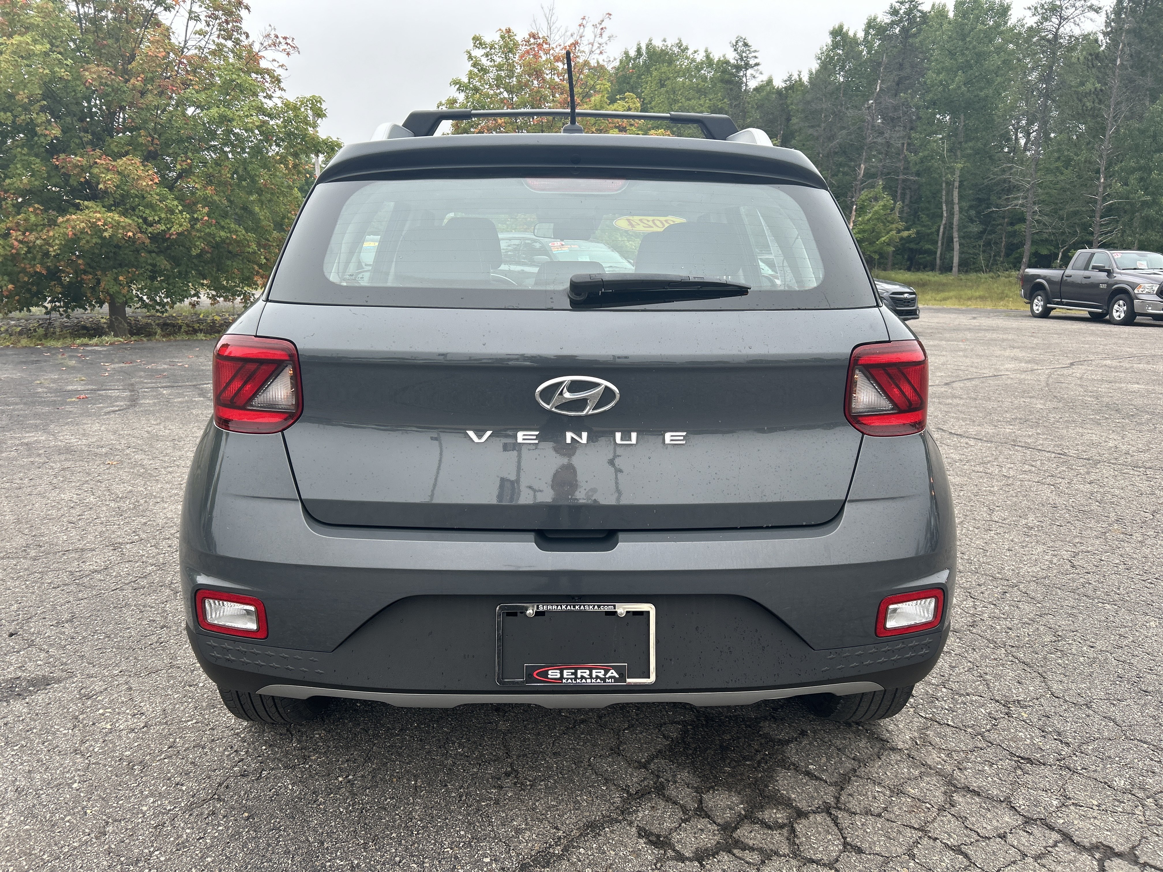Used 2024 Hyundai Venue SEL FWD image 4