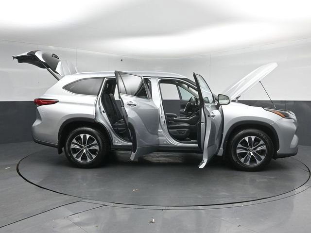 Used 2021 Toyota Highlander XLE AWD/4WD image 52