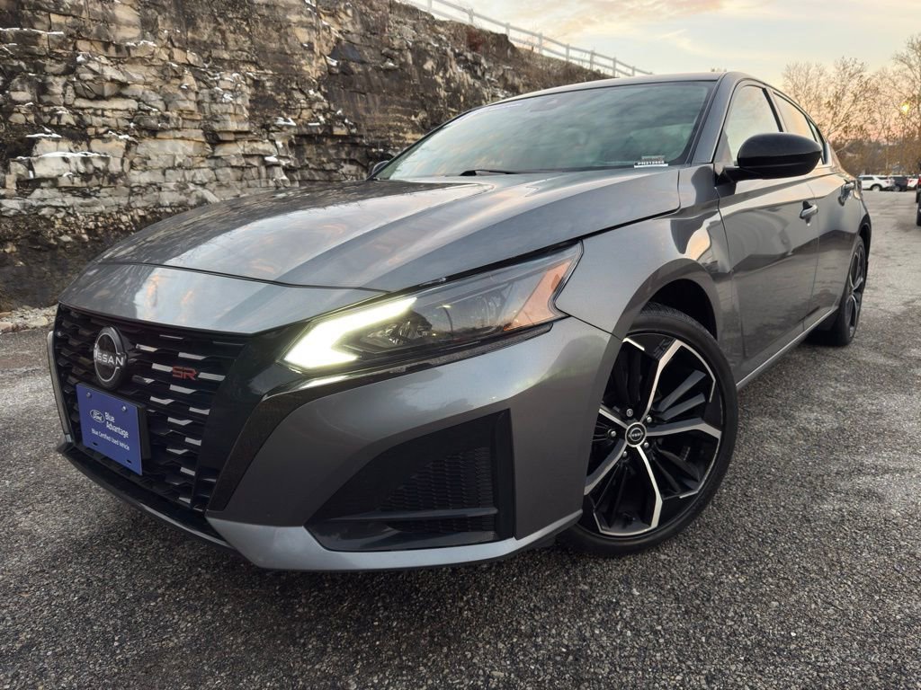 Used 2023 Nissan Altima 2.5 SR w/ SR Premium Package image 2
