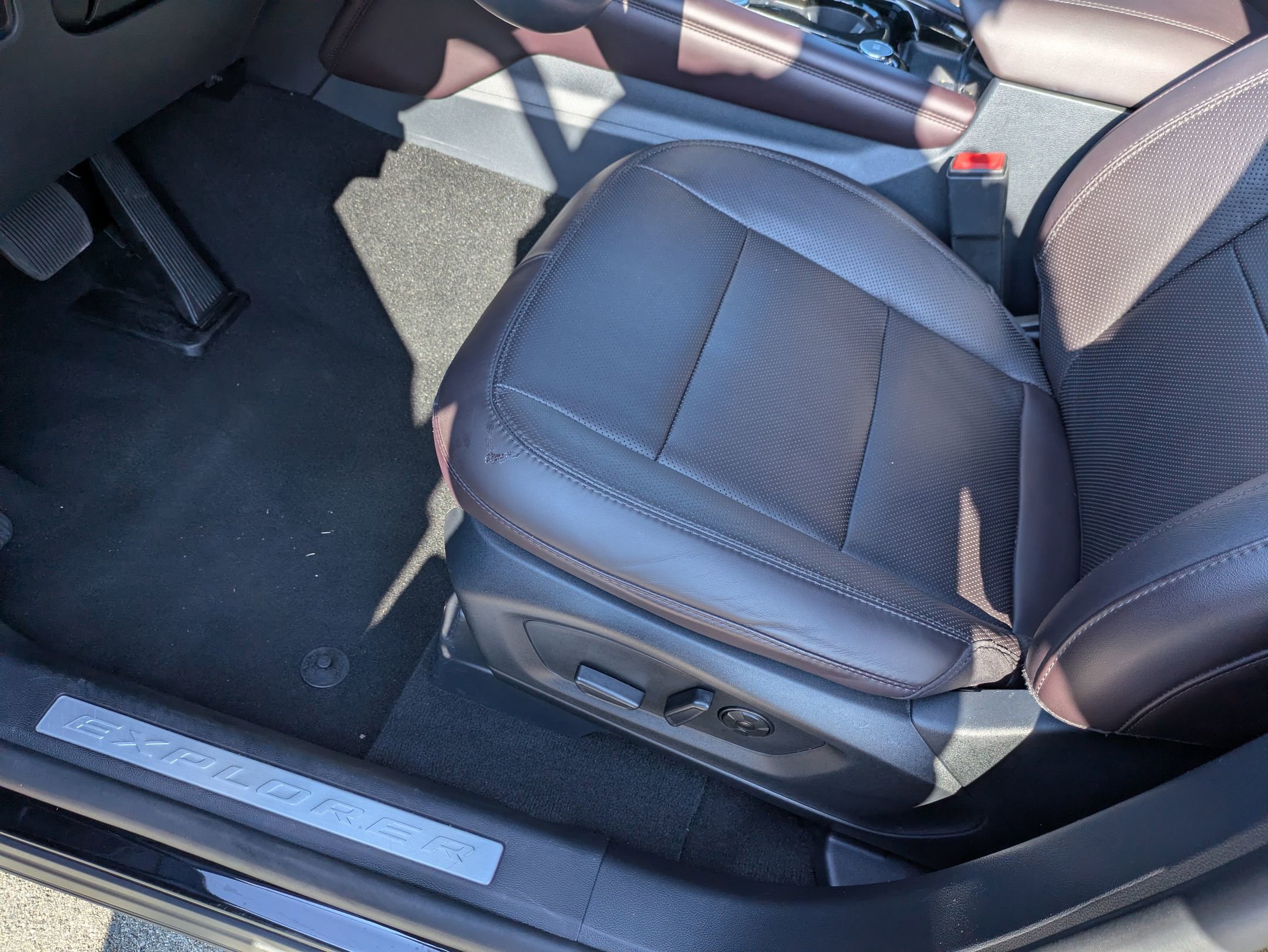 Certified 2025 Ford Explorer Platinum w/ LUX Leather Package AWD/4WD image 13