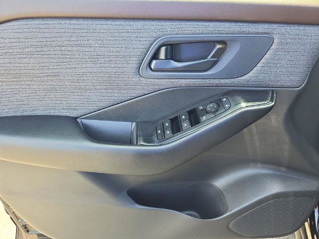 Used 2023 Nissan Rogue S AWD/4WD image 17