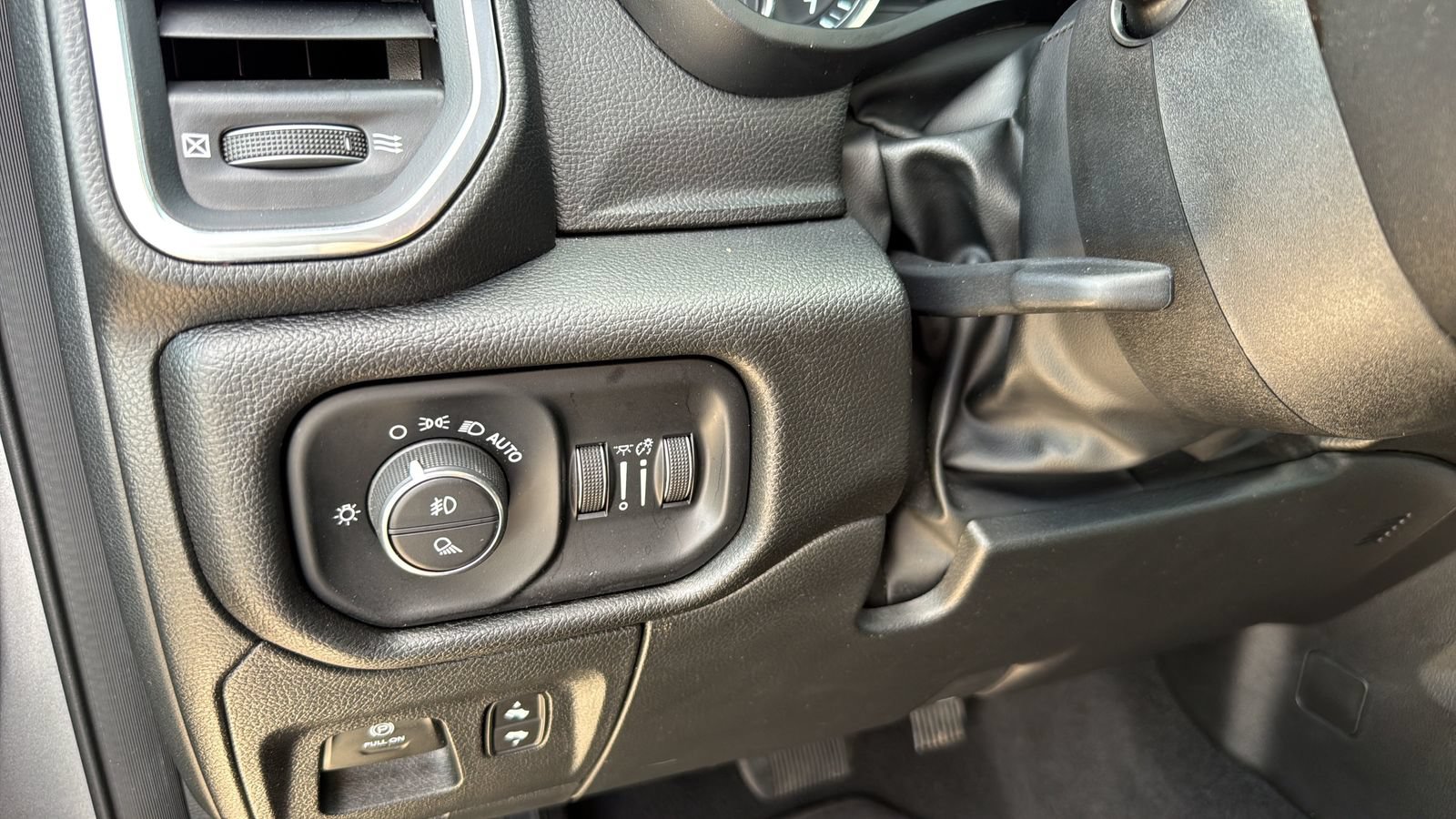 Used 2025 RAM 1500 Laramie AWD/4WD image 17