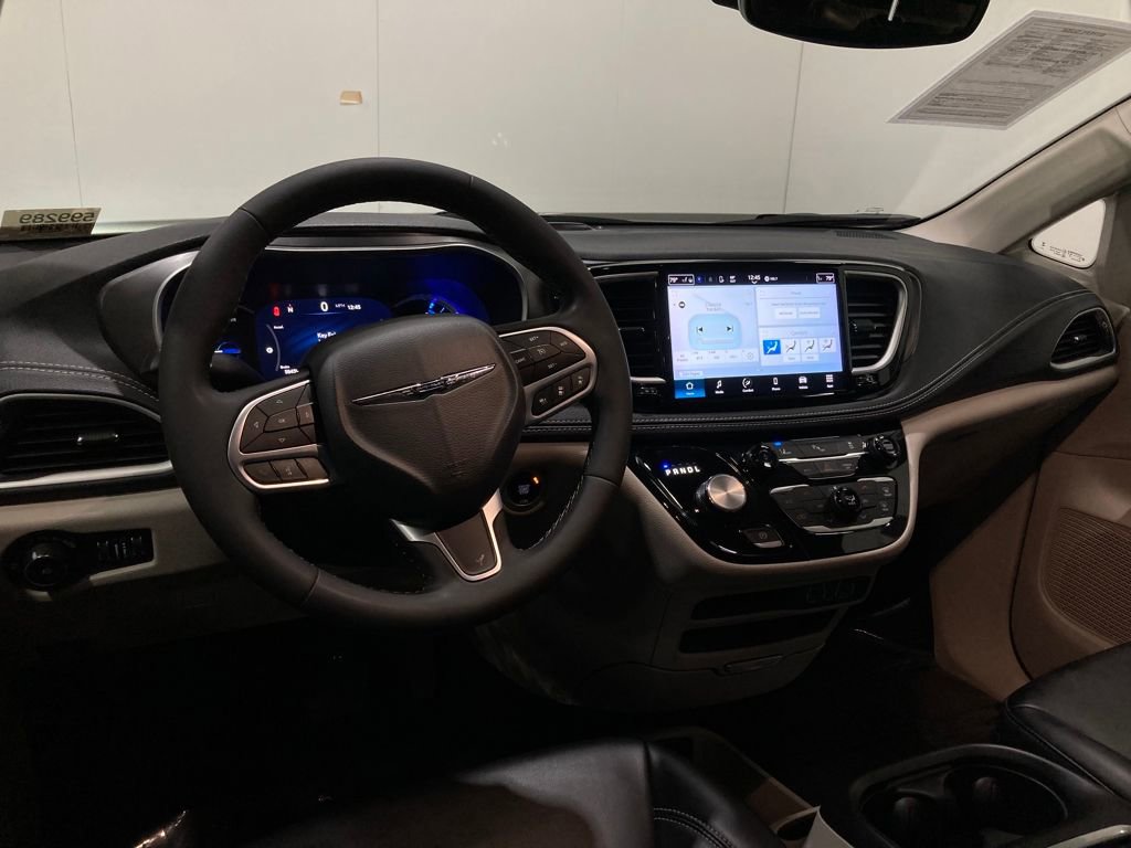 Used 2023 Chrysler Pacifica Touring-L image 16