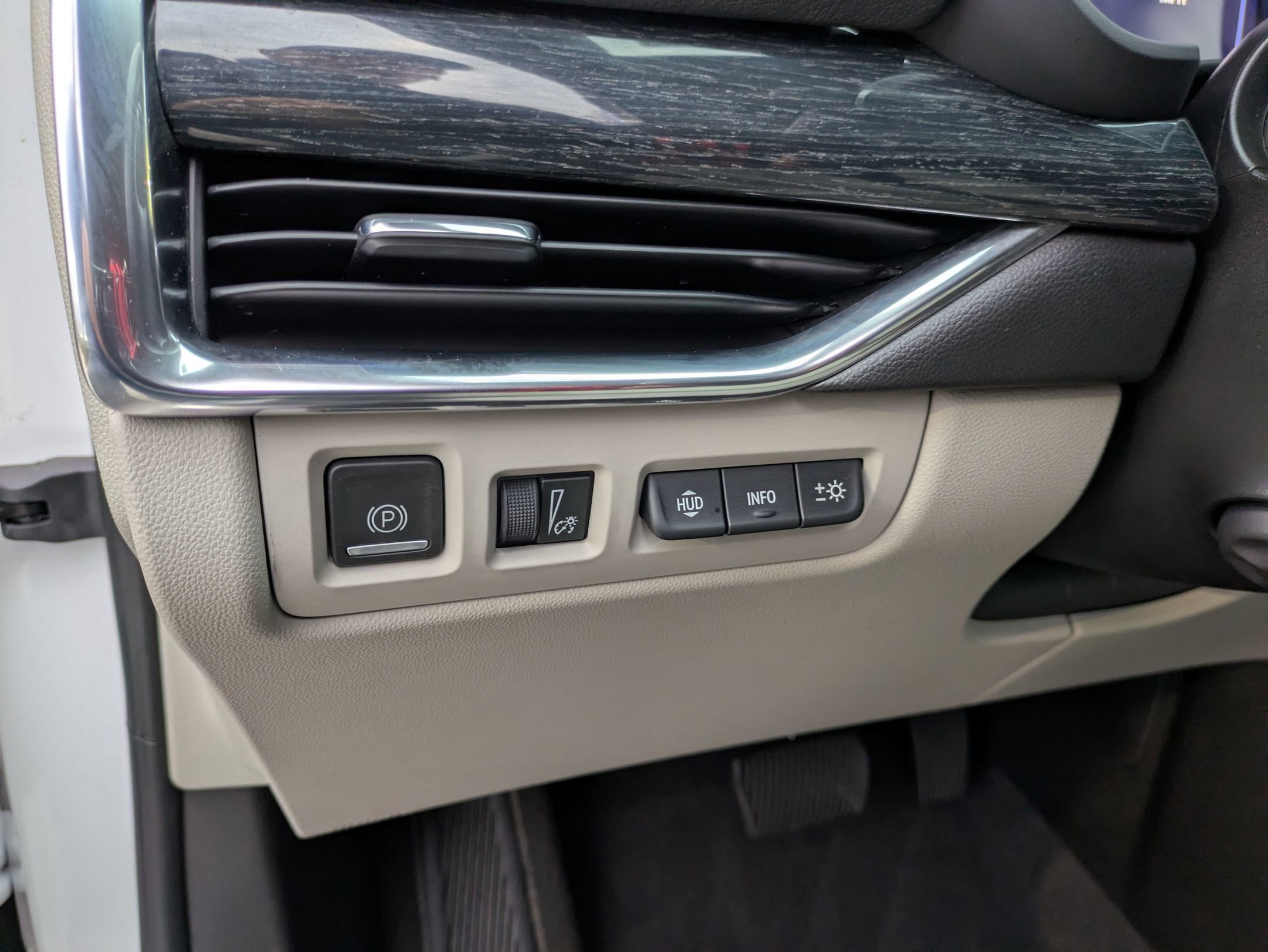 Used 2022 Cadillac XT4 Premium Luxury w/ Technology Package image 17