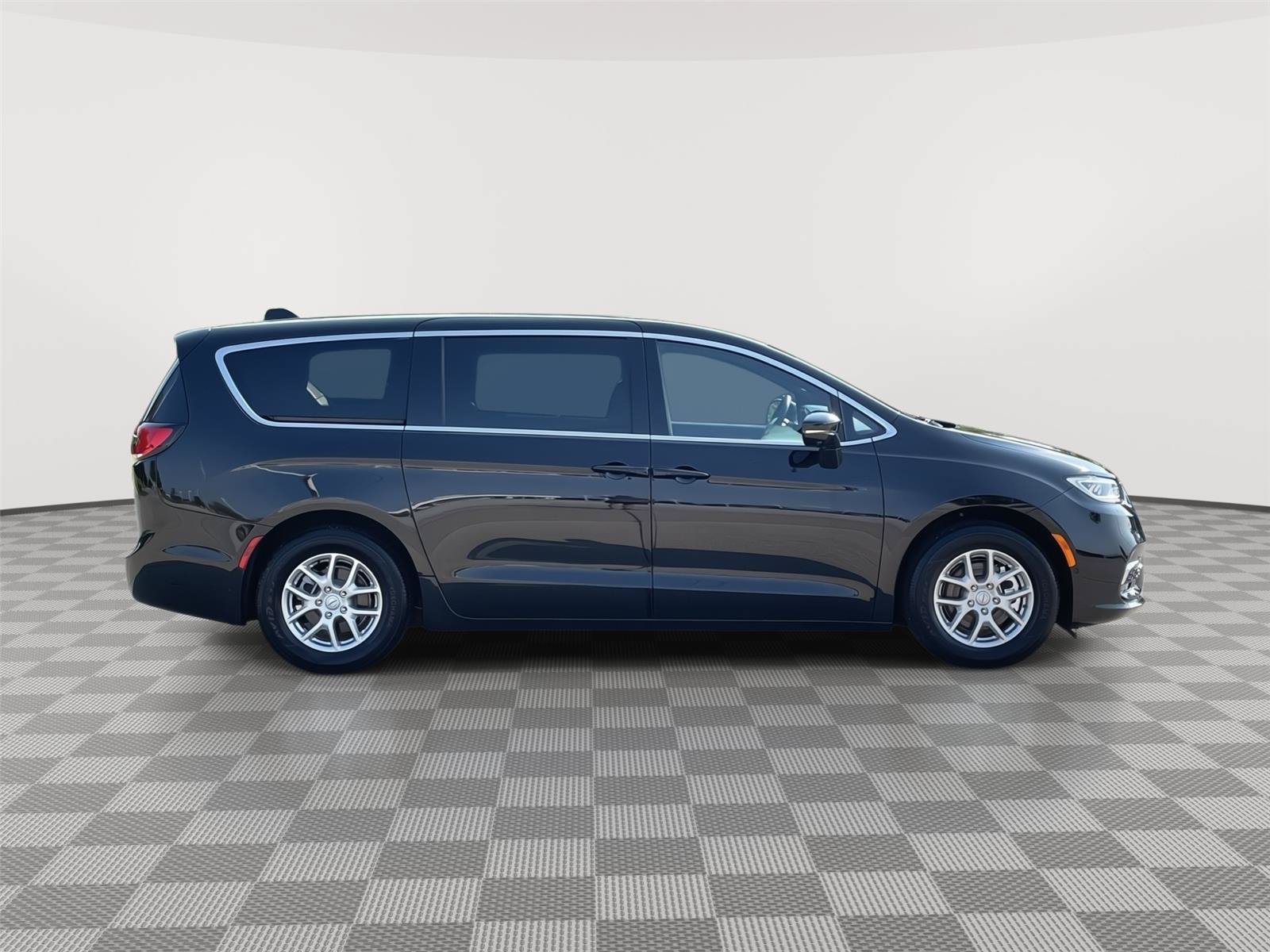 Used 2026 Chrysler Pacifica Select FWD image 6