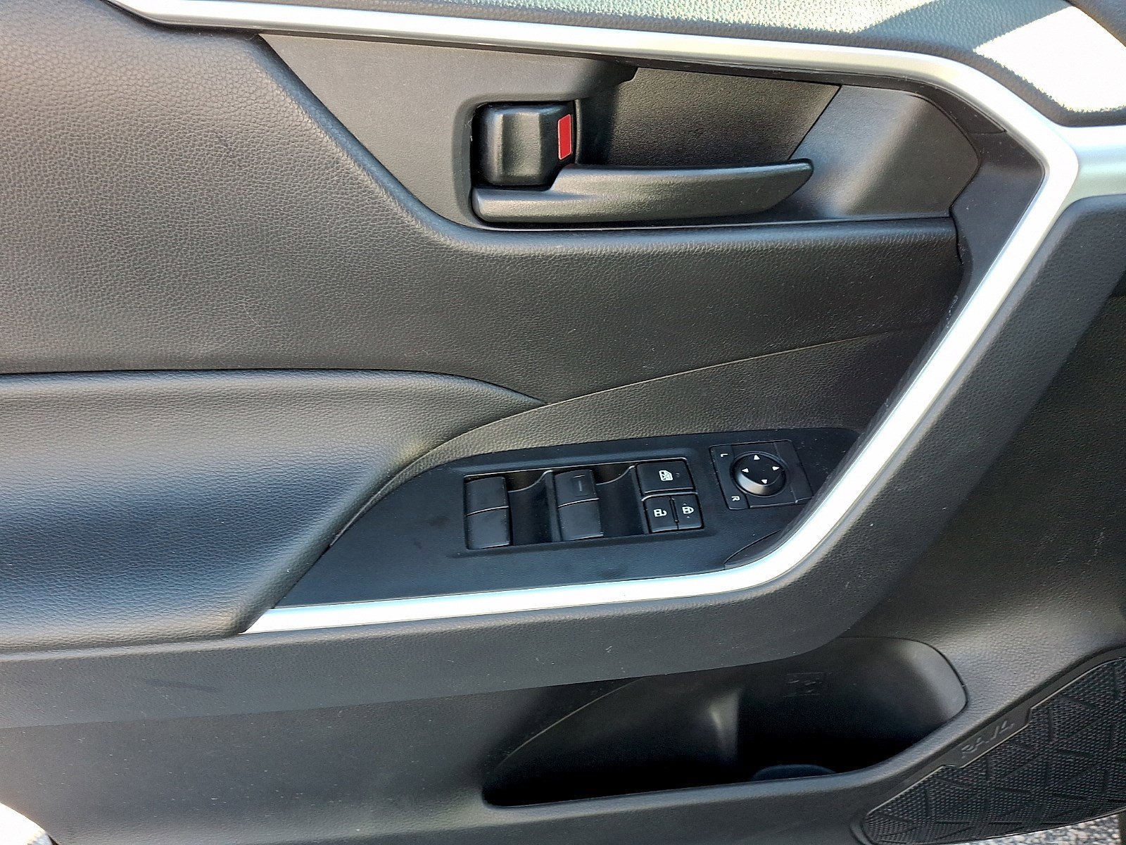 Used 2025 Toyota RAV4 LE image 11