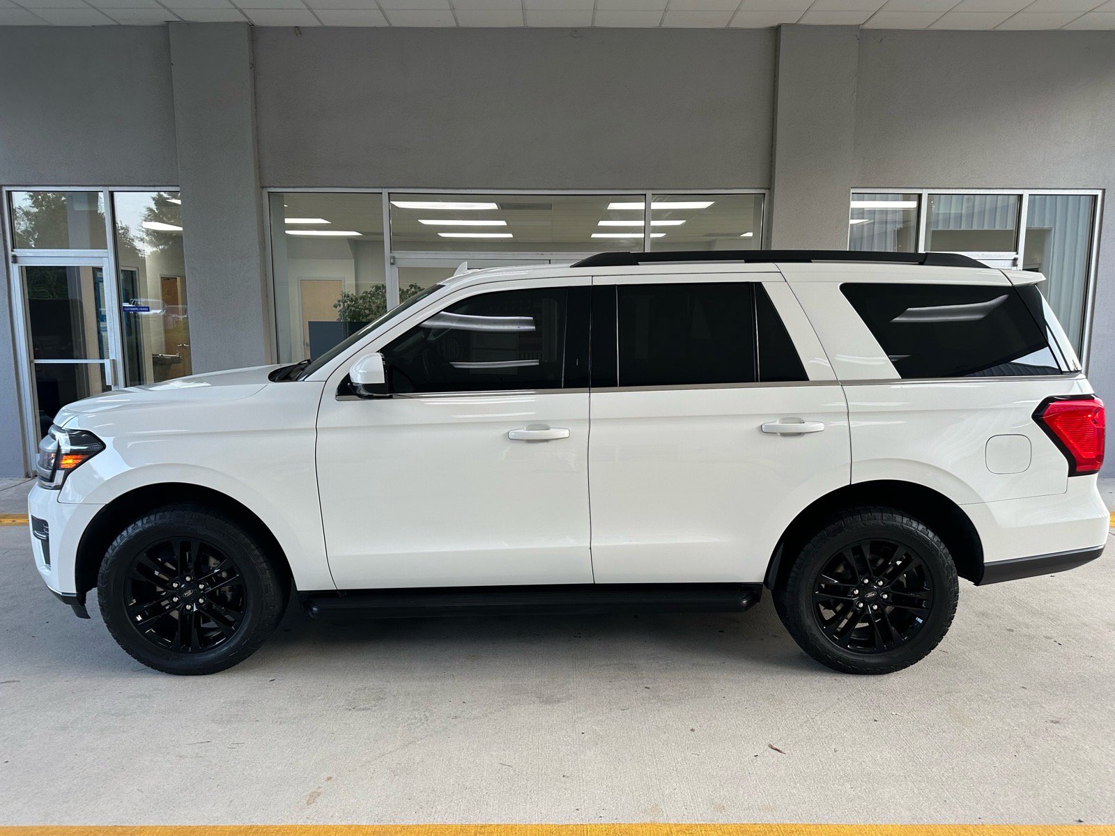 Certified 2024 Ford Expedition XLT RWD image 4