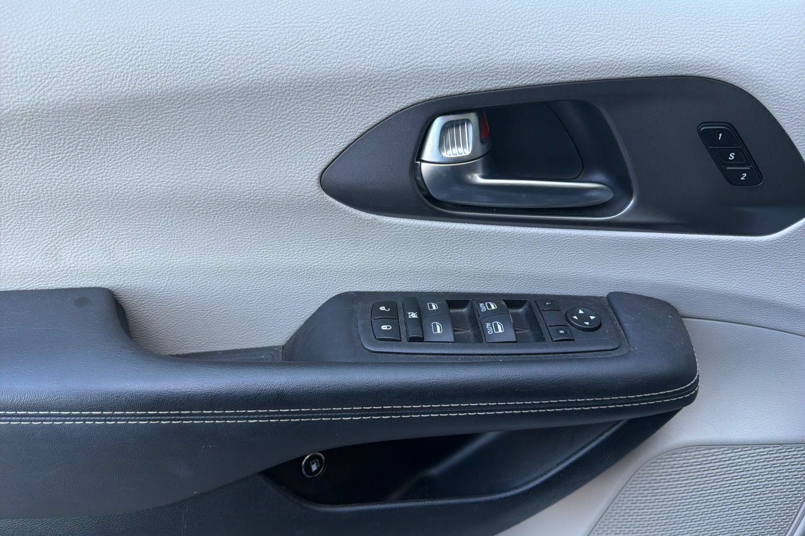 Used 2023 Chrysler Pacifica Touring-L FWD image 11
