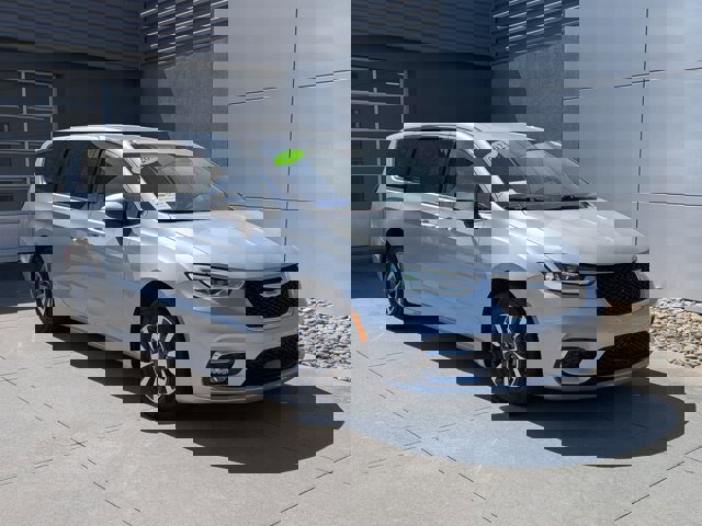 Used 2023 Chrysler Pacifica Touring-L image 7