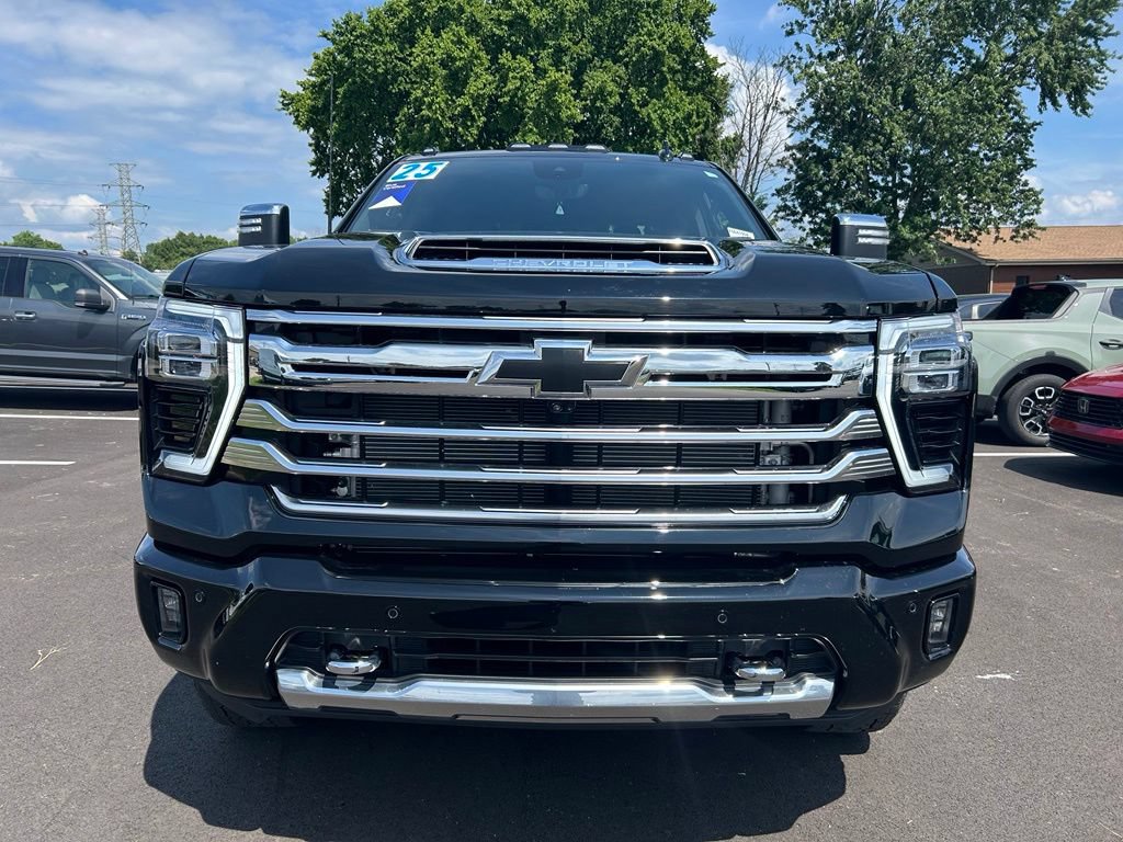 Used 2025 Chevrolet Silverado 2500 High Country w/ High Country Premium Package AWD/4WD image 3