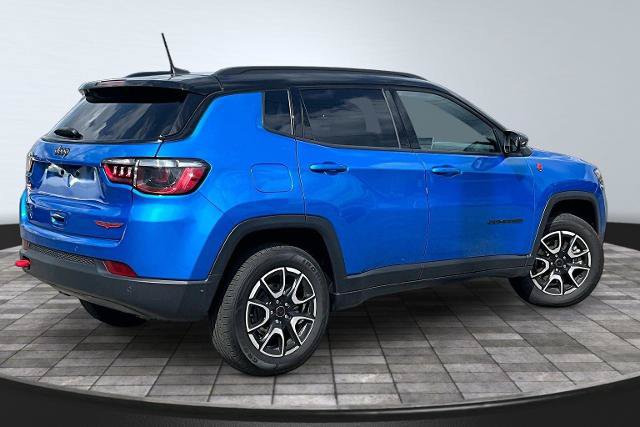 Used 2025 Jeep Compass Trailhawk AWD/4WD image 13