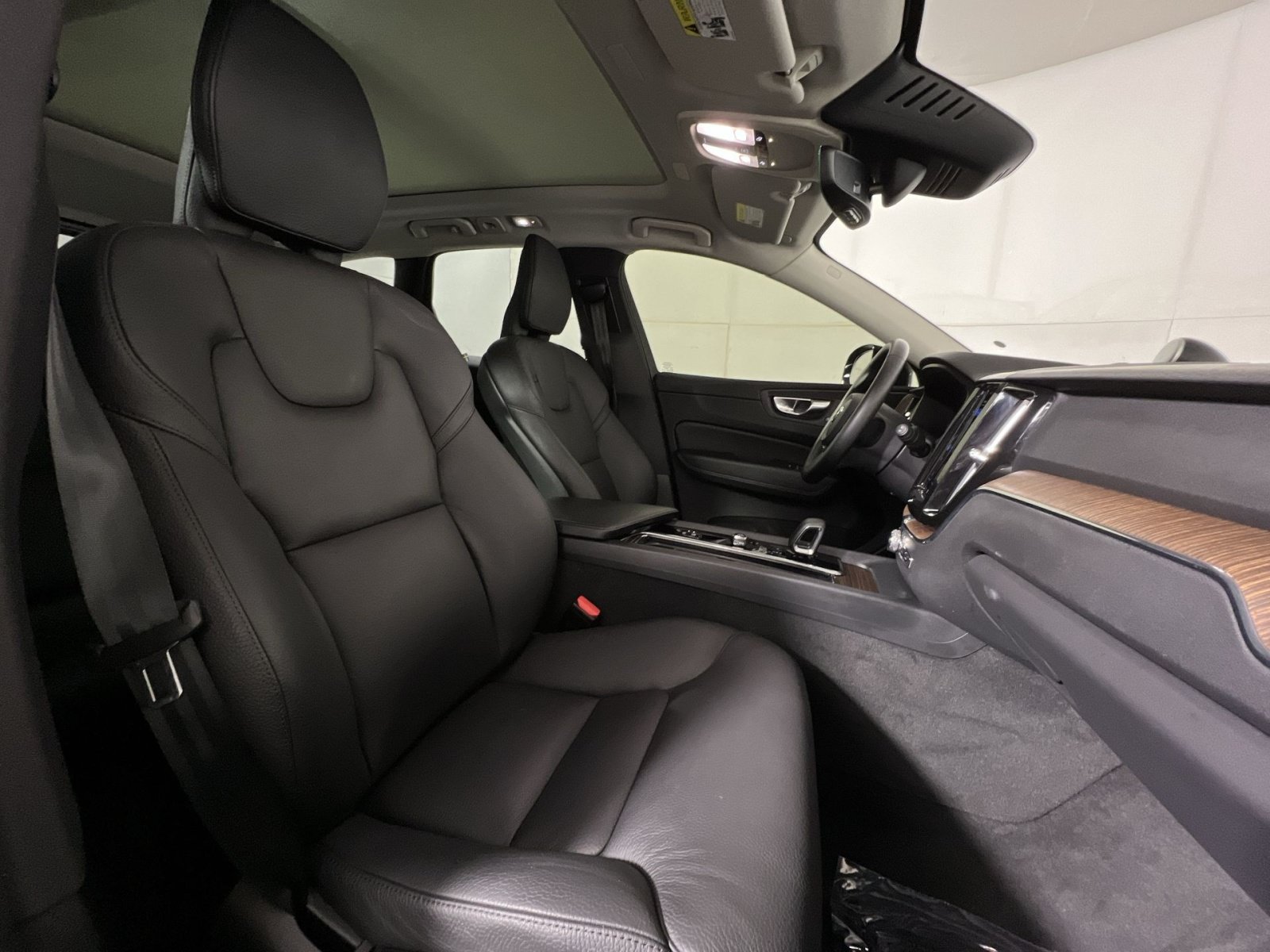 Used 2023 Volvo XC60 B5 Plus AWD/4WD image 27