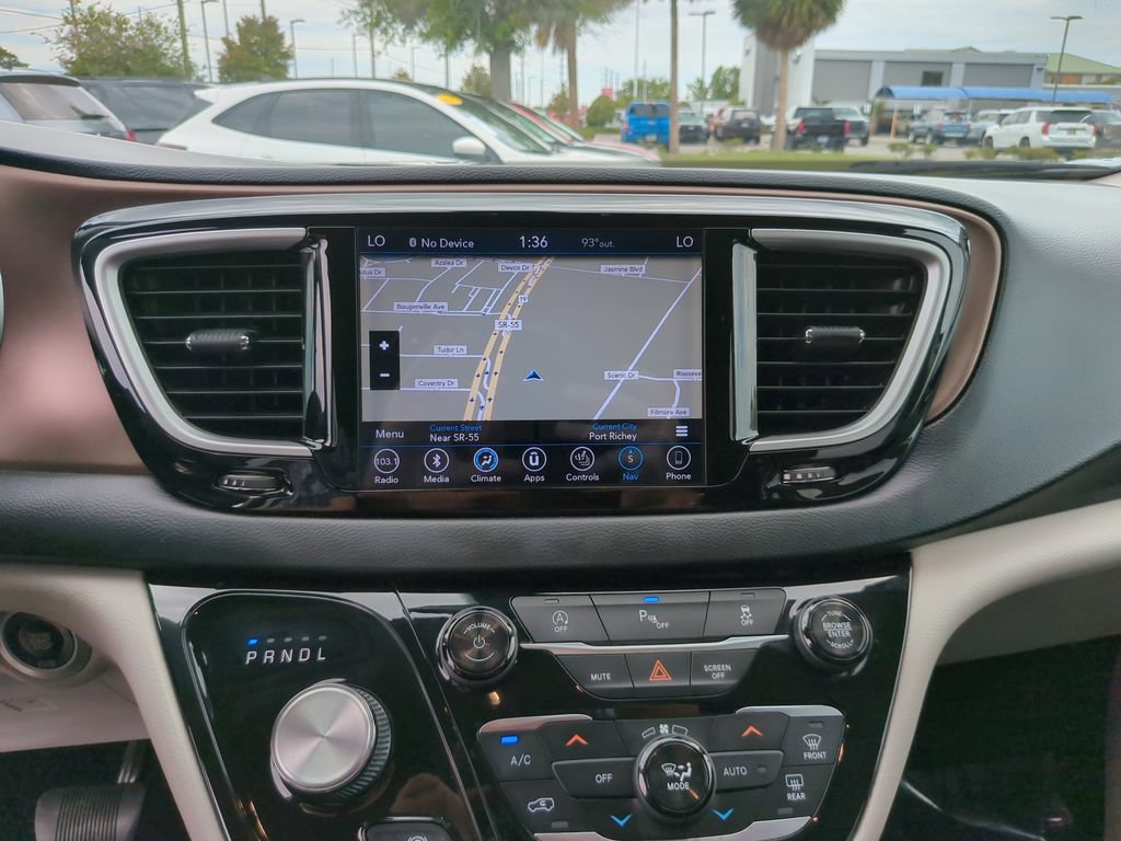 Used 2018 Chrysler Pacifica Touring-L FWD image 25