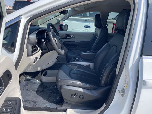 Used 2024 Chrysler Pacifica Touring-L FWD image 17