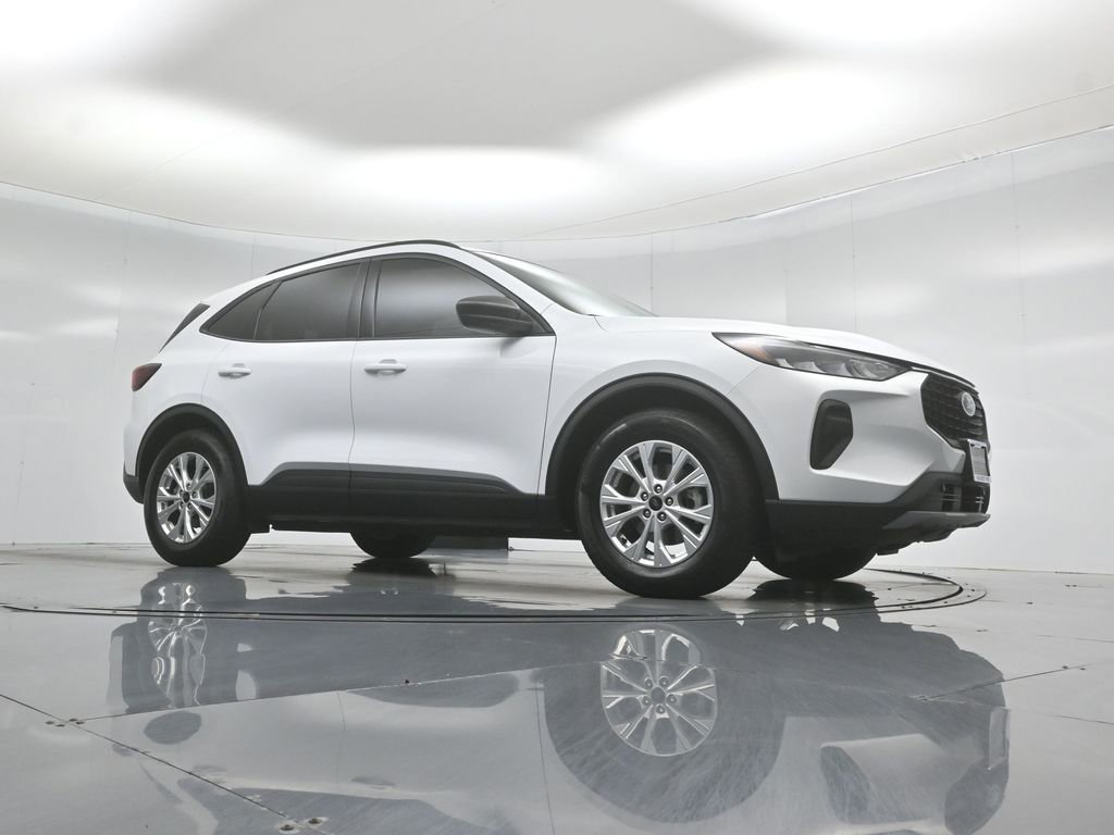 Certified 2025 Ford Escape Active w/ Tech Pack #1 FWD image 3