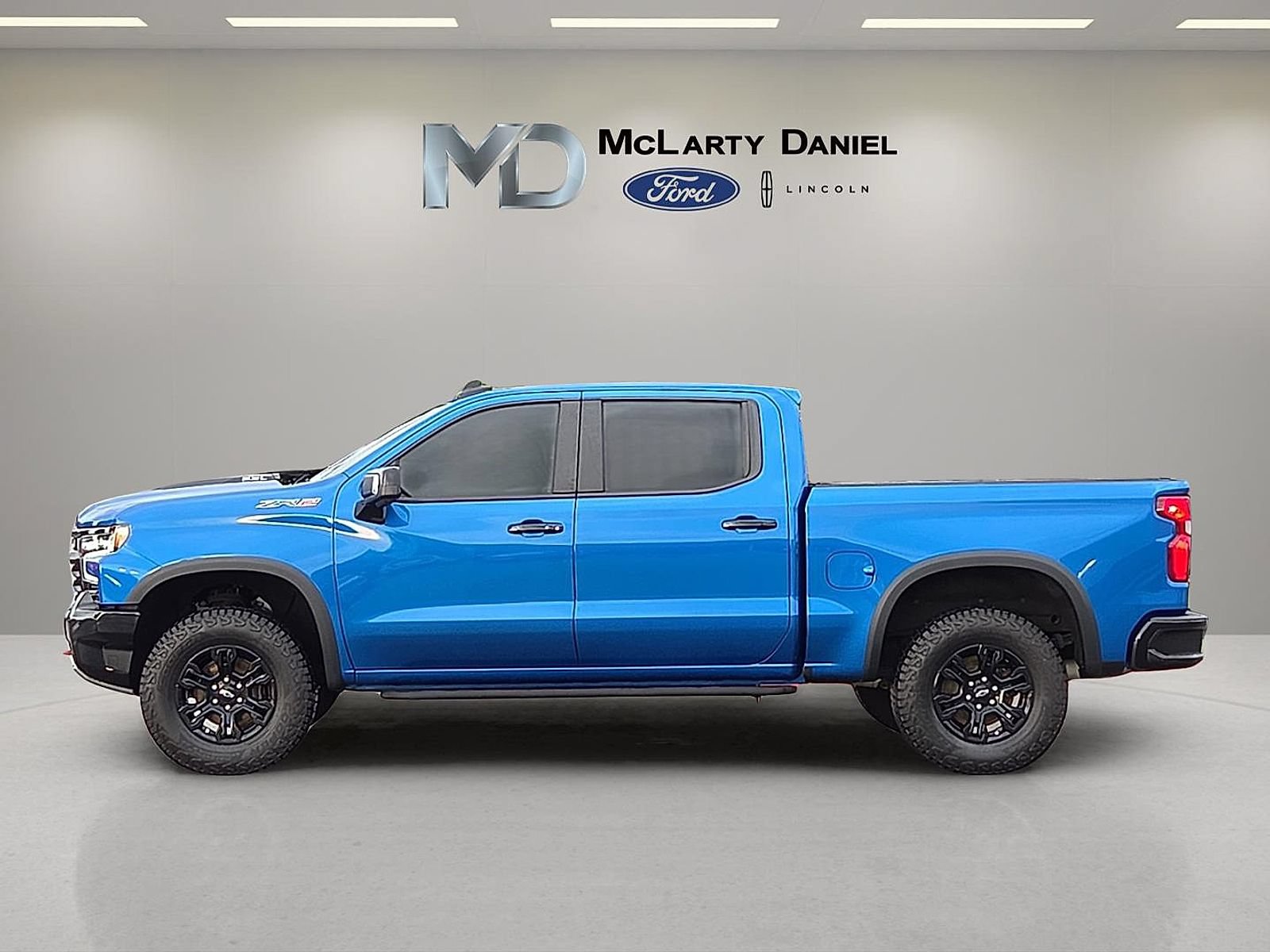 Used 2022 Chevrolet Silverado 1500 ZR2 w/ Technology Package AWD/4WD image 3