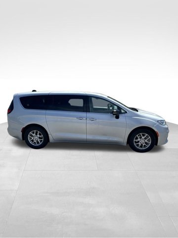Used 2024 Chrysler Pacifica Touring-L FWD image 1