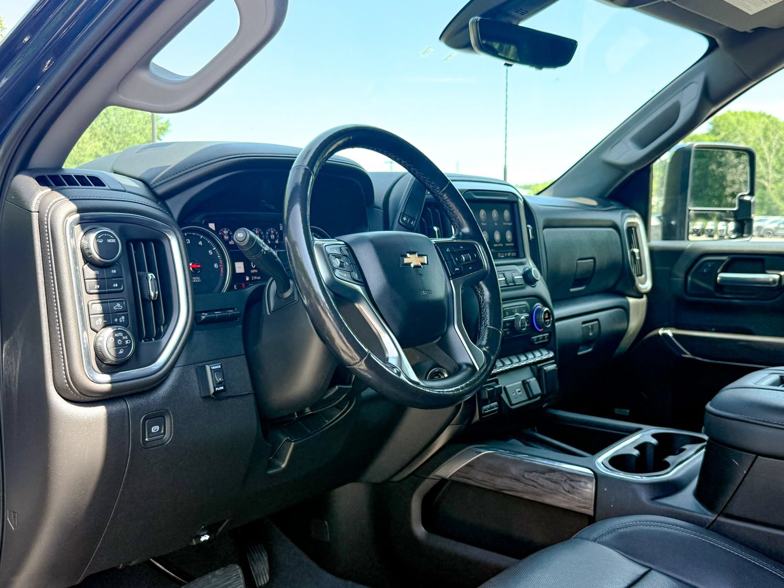 Used 2022 Chevrolet Silverado 2500 LTZ w/ LTZ Premium Package AWD/4WD image 16