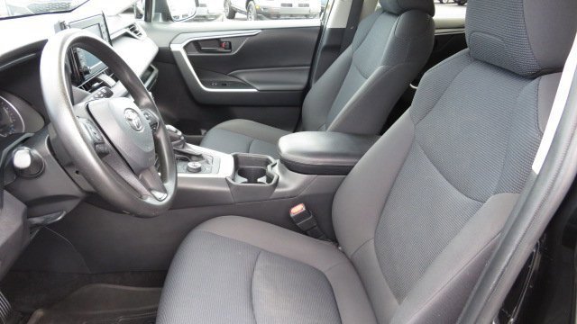 Used 2020 Toyota RAV4 LE image 10