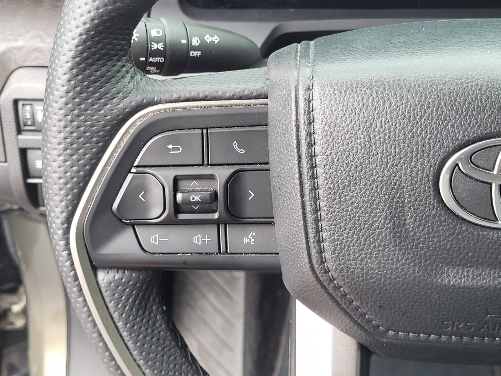 Used 2024 Toyota Tacoma Limited w/ Limited Package (LT) image 28