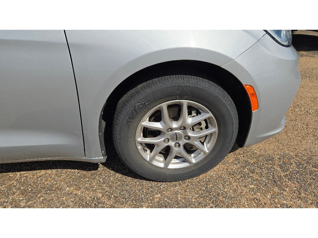 Used 2024 Chrysler Pacifica Touring-L FWD image 13