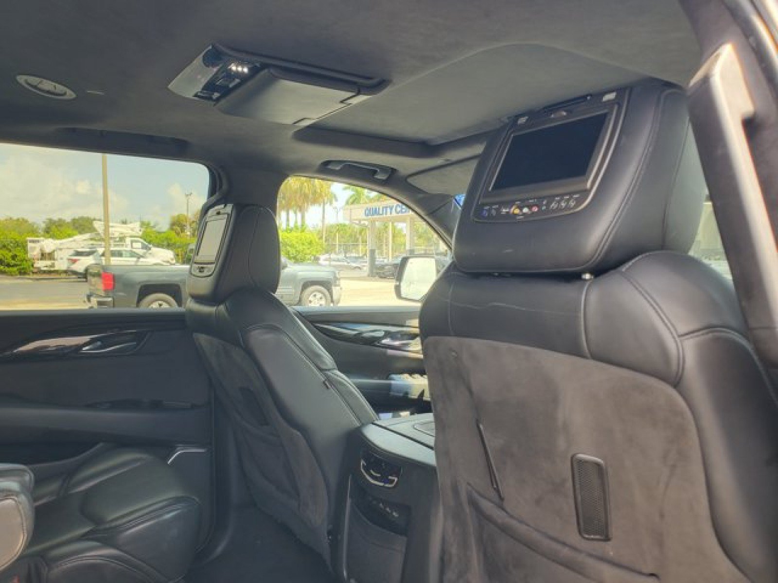 Used 2018 Cadillac Escalade Platinum RWD image 35
